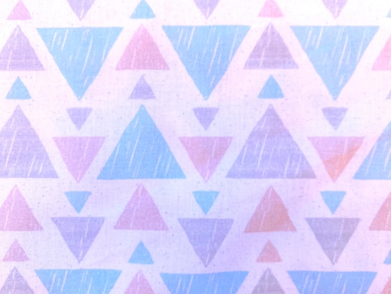 Baumwolle Webware 3 unterschiedliche Große Dreiecke auf weiß pastellfarbend