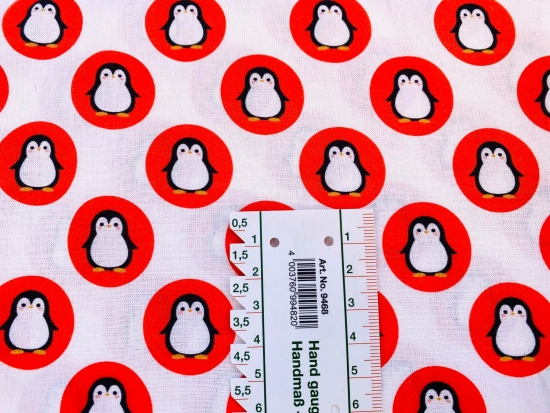 Baumwolle Webware Pinguine im roten Kreis auf weiß